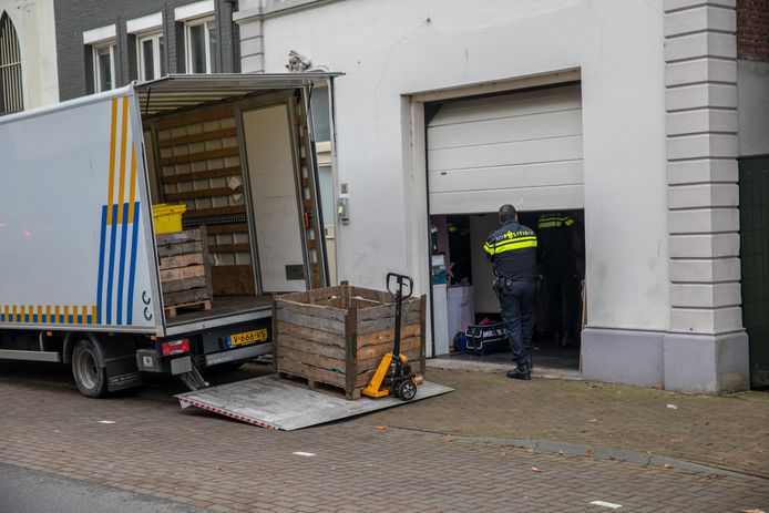 Hennepkwekerij in woning aan Vughtstraat in Roosendaal.