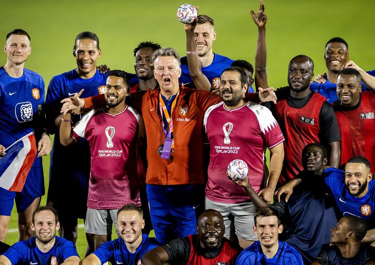 Coach Louis van Gaal en de selectie van Oranje tijdens een ontmoeting van het Nederlands elftal met een groep arbeidsmigranten op het Qatar University trainingscomplex.  Beeld ANP