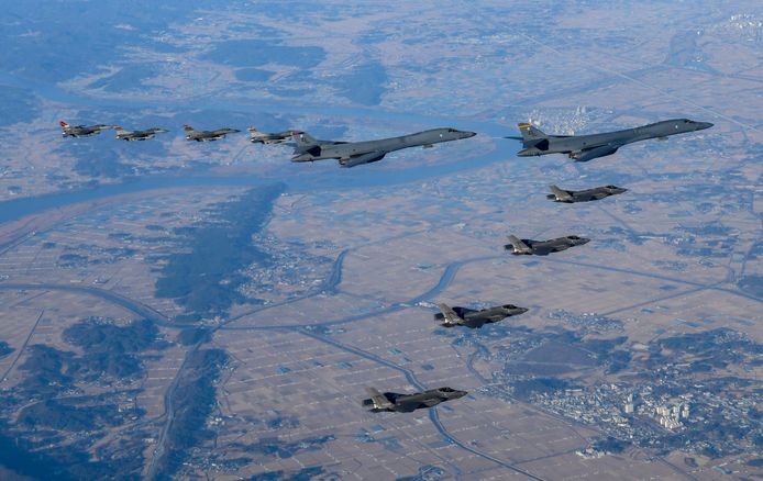 Amerikaanse en Zuid-Koreaanse gevechtsvliegtuigen vliegen over Zuid-Korea tijdens een gezamenlijke oefening begin deze maand.