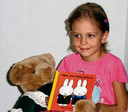 Isra in 2007, het is de enige foto die haar opa en oma uit Libië kregen.