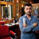 Özcan Akyol knipt vluchtelingen in vijfdelige special van ‘De geknipte gast’