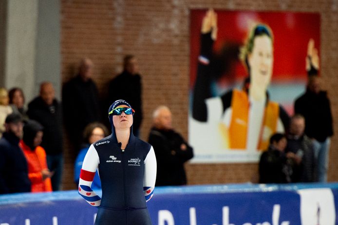Lotte van Beek voor de start van de 500 meter, acht haar hangt de grote foto van haar bronzen medaillerace in op de Spelen van 2015.