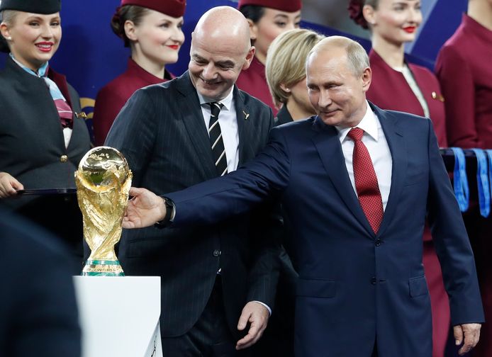 FIFA-baas Gianni Infantino en Vladimir Poetin in een gezellig onderonsje tijdens het WK in Rusland, vier jaar geleden.