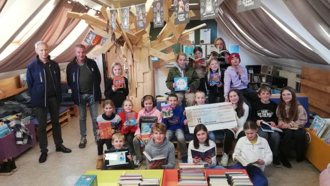 Basisschool Oosterwijk ontvangt cheque van 3.000 euro voor digitaal leesproject
