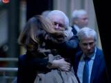 Assange landt als vrij man in Australië en sluit familie in armen