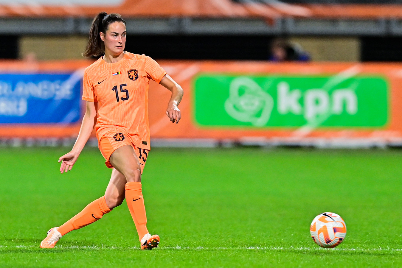 Meindert staat midden in nacht op om zijn dochter te zien voetballen