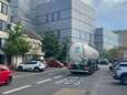 Geen zin in de file: vrachtwagen rijdt over fiets- en busstrook om te leveren aan Tereos