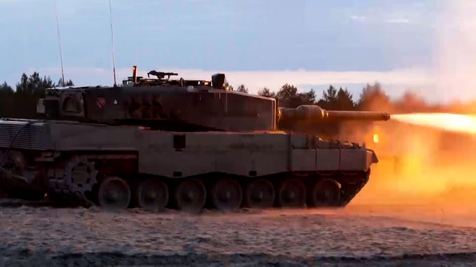Oekraïense militairen in actie met één van de Leopard 2-tanks.