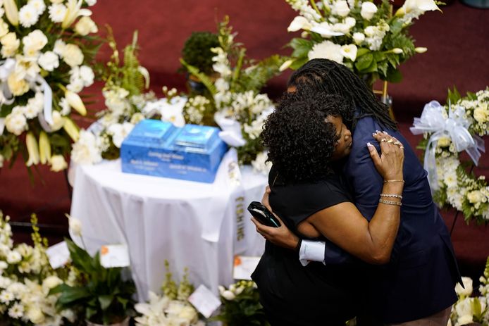 Rouwenden omhelzen elkaar voor een herdenkingsdienst voor Ruth Whitfield, een slachtoffer van de schietpartij in een supermarkt in Buffalo, in de Mt. Olive Baptist Church.