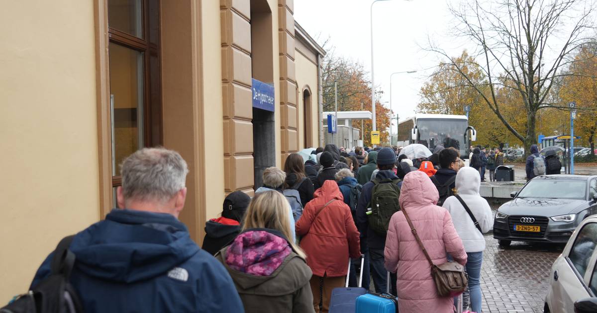 Geen treinen tussen Zwolle en Meppel vanwege aanrijding bij overgang in Staphorst.