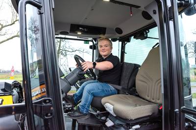 Mathijs (16) haalt als eerste Nederlander met dwerggroei zijn tractorrijbewijs: ‘Dinsdag rijbewijs o