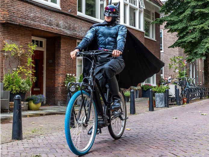 Artjoms Mihailovs (26) is een aparte verschijning in hartje Utrecht. De Let bezorgt als Batman pizza's en sushi in Utrecht.