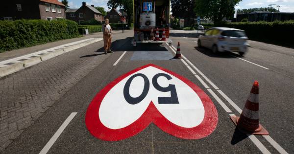 Kritiek op goedbedoeld hart op de weg in Bergeijk: 'Je kunt niet zomaar iets schilderen' - Eindhoven