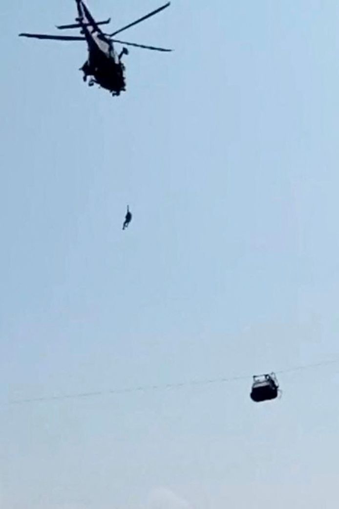 Bij de reddingsoperatie worden helikopters van het leger ingezet.