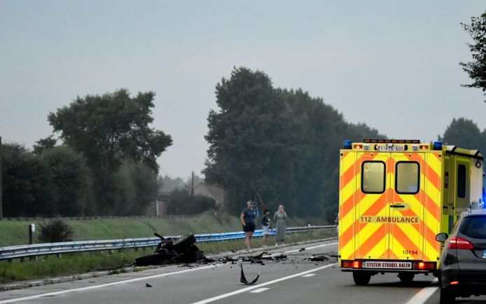 Bij een zware crash met een Maserati langs de Veurnekeiweg in Wulpen (Koksijde) zijn zaterdagavond een dode en zwaargewonde gevallen. Het voertuig werd volledig opengereten na een klap met een boom.