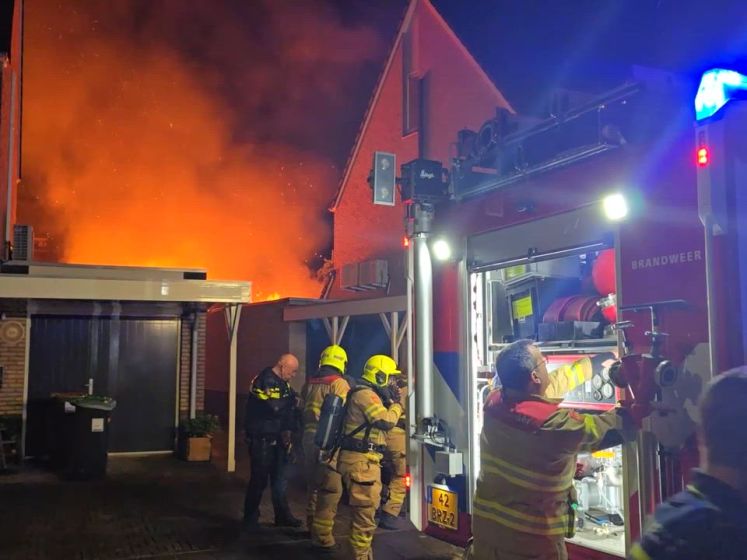 Metershoge vlammen bij een brand: bewoners elders ondergebracht