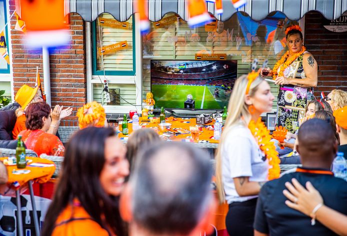 13-06-2021, Dordrecht - Oranjefans in Dordrecht kijken de EK wedstrijd Oranje - Oekraïne in hun voortuin op een tv scherm. Ek voetbal op tv in voortuin met mooi weer.