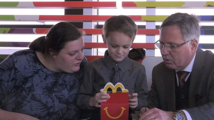 Adriaan van Binsbergen met zijn moeder en burgemeester Gerard Rabelink bij McDonald's afgelopen januari.