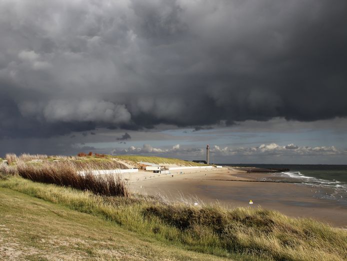 HIER EN DAAR EEN BUI
Het badstrand van Westkapelle, ’t Gat, gezien vanaf de zeedijk op een julidag in 2020. De zomer wil nog niet zo op gang komen, maar dat zorgt wel voor prachtige wolkenluchten boven de provincie.