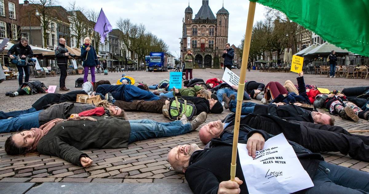 Klimaatdemonstranten vallen 'dood' neer tijdens luchtalarm ...