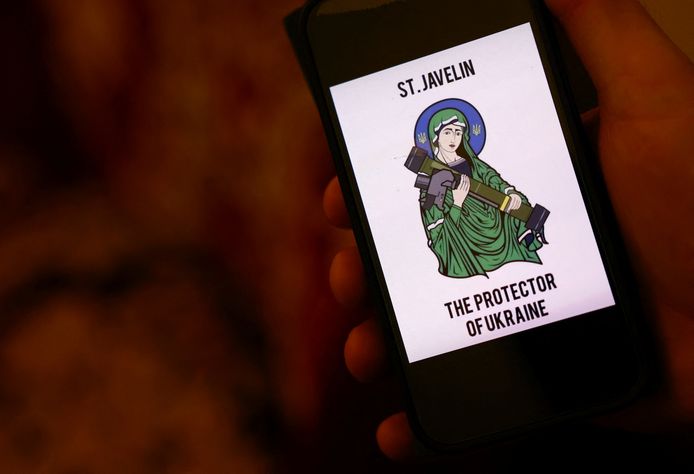 Een Oekraïner toont de 'heilige Javelin' op zijn smartphone in Lviv.