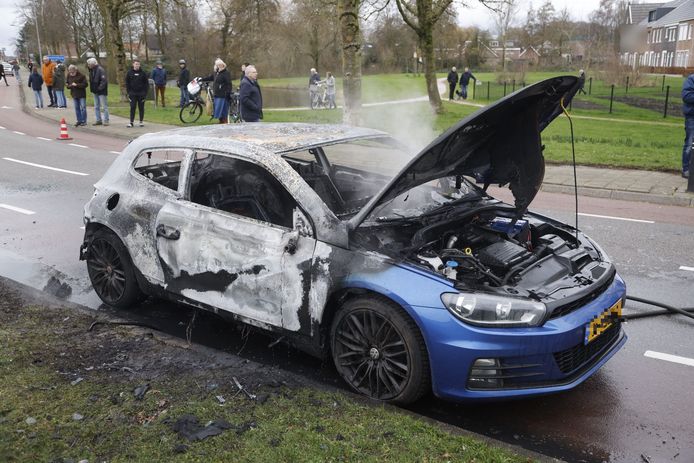 Auto door brand verwoest op Klokbekerweg in Elburg.