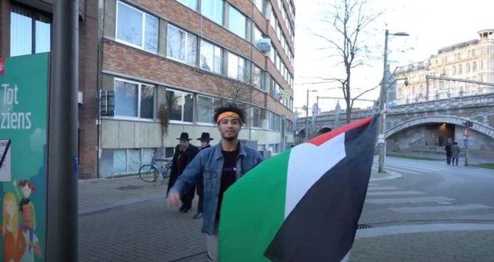 Een beeld uit het filmpje van de broers. Ze skeeleren met een Palestijnse vlag door de Joodse buurt in Antwerpen