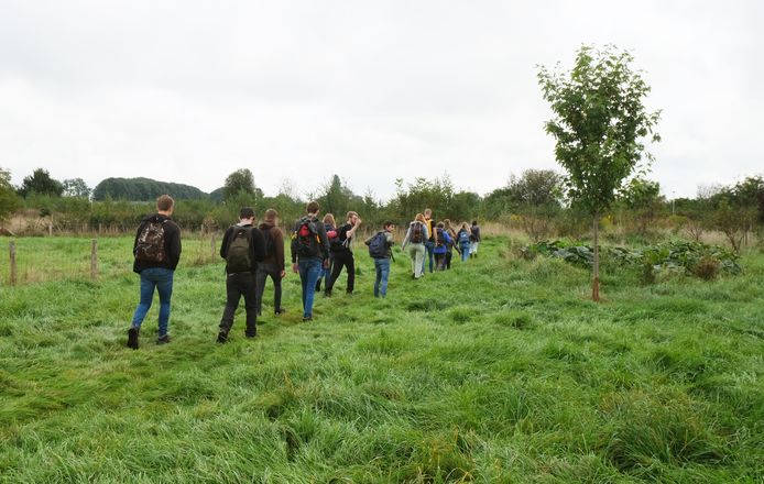 Groep wordt rondgeleid in het voedselbos in Brummen.
