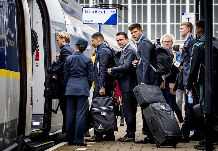Marc Overmars en Klaas Jan Huntelaar op het perron van Amsterdam Centraal. De selectie van Ajax pakt de trein voor de wedstrijd in de Champions League tegen Lille.