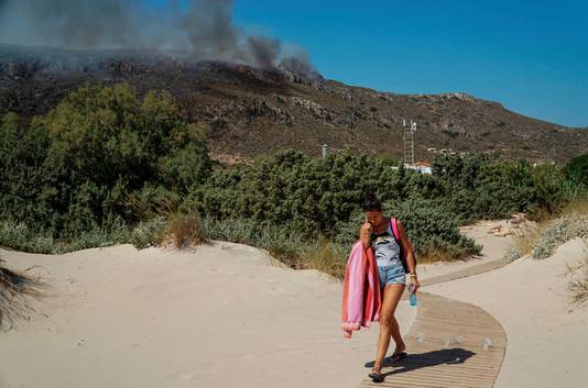 Op het Griekse eiland Elafonissos woedt een brand. Op 10 augustus werd uit voorzorg een camping geëvacueerd.