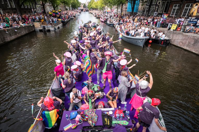 Mensen met een verstandelijke beperking hadden dit jaar een eigen boot. Hun slogan: 'Onbeperkt trots.' Beeld Dingena Mol