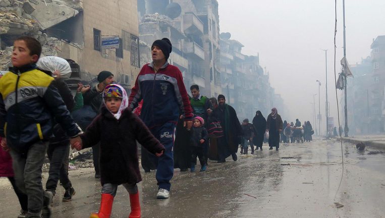 Inwoners uit Bustan al-Qasr verlaten hun wijk. Beeld afp