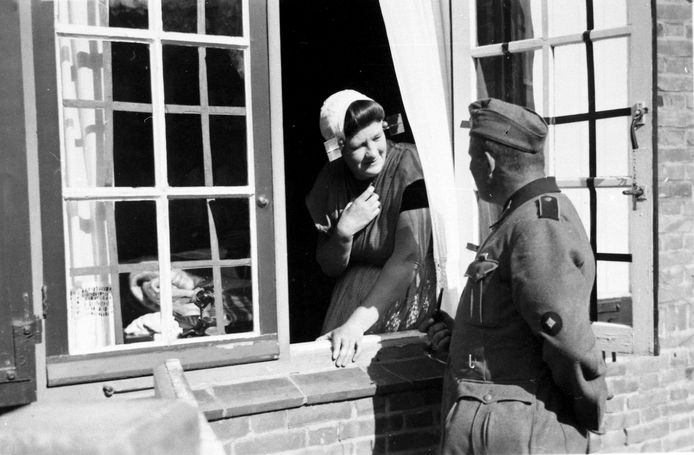 Goes, 1940: Magdalena Kloosterman in gesprek met een Duitse soldaat. fotograaf onbekend, ZB, Beeldbank Zeeland