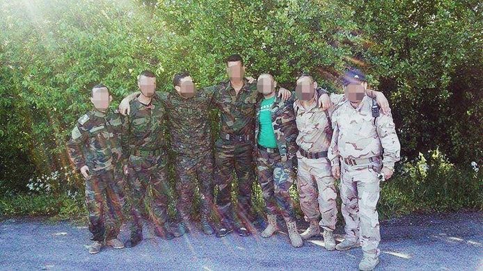 Volgens getuigen staat Hossin A. uiterst rechts op deze foto, met zijn militie in Salamiyah, Syrië.