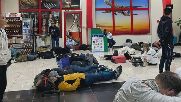Wachtende passagiers op de luchthaven in het Mexicaanse Cancún