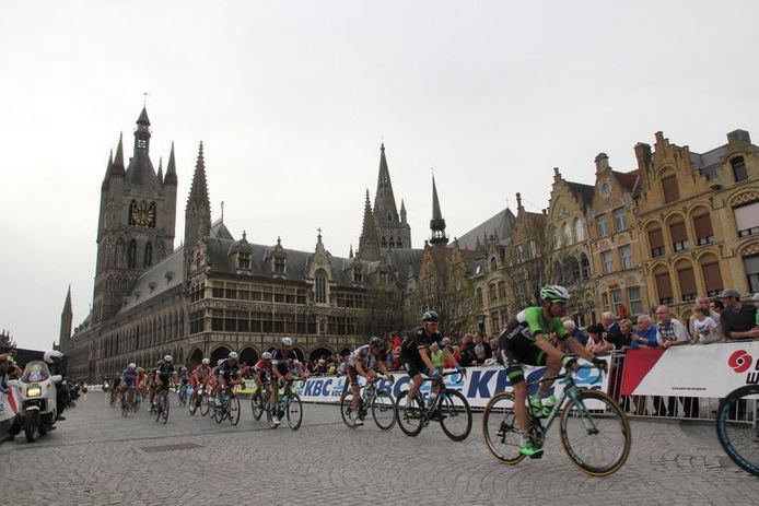 De wielerwedstrijd Gent-Wevelgem doet de Grote Markt in Ieper al aan.