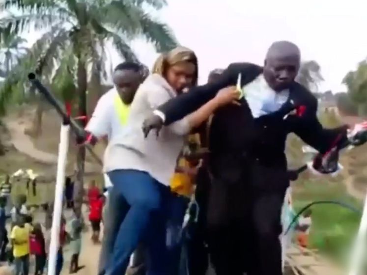 Gloednieuwe brug stort in tijdens de opening in Congo