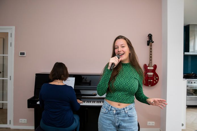 Iris Ligteringen zingt in de woonkamer bij het pianospel van haar moeder
