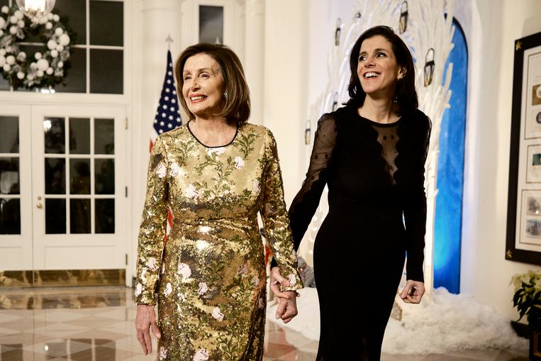 Nancy en Alexandra Pelosi in het Witte Huis. Beeld T.J. KIRKPATRICK / NYT