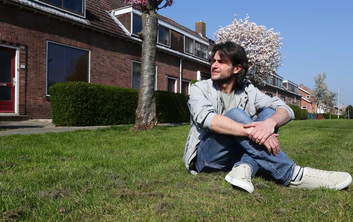 Bashar in de straat waar hij hielp een huis gereed te maken voor de opvang van vluchtelingen uit Oekraïne.