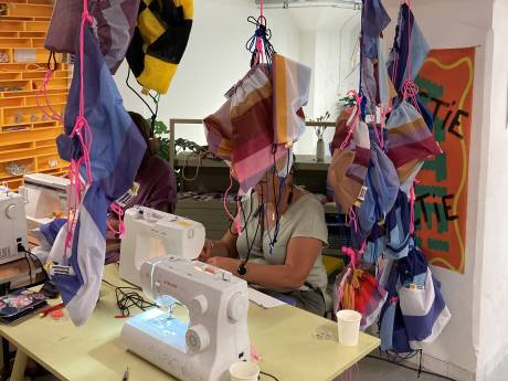 Uittip: tassen naaien van oude vlaggen in Stedelijk Museum Schiedam