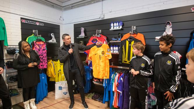 Ajax-speler Steven Berghuis blij met Sportspullenbank in Apeldoorn: ‘Je wil geen één kind dat ontnemen’