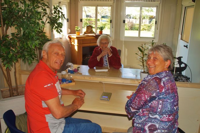 Mevrouw Slagmoolen kan in een speciaal ontmoetingshuis bij Bernissesteyn in Zuidland haar familie zien, dankzij geld van het Deltaport Donatiefonds.