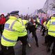 ▶ ‘Beschamend’, ‘onmenselijk’: gestrande truckers keren zich tegen politie in Britse haven Dover