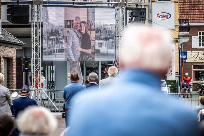 Il funerale di Jules Capas può essere visto su un grande schermo all'esterno.