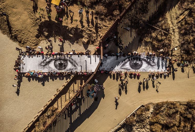 Migrants, Mayra, Picnic across the Border, Tecate, Mexico—U.S.A. Installatie van JR  in 2017.  Beeld © JR-ART.NET