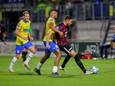 De ex-Vitessenaren Julian Lelieveld en Yassin Oukili in duel met Mimoun Mahi van FC Utrecht.