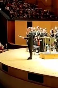 “On n’est pas là pour ça”: un musicien français hué par le public lors d’un discours contre la réforme des retraites