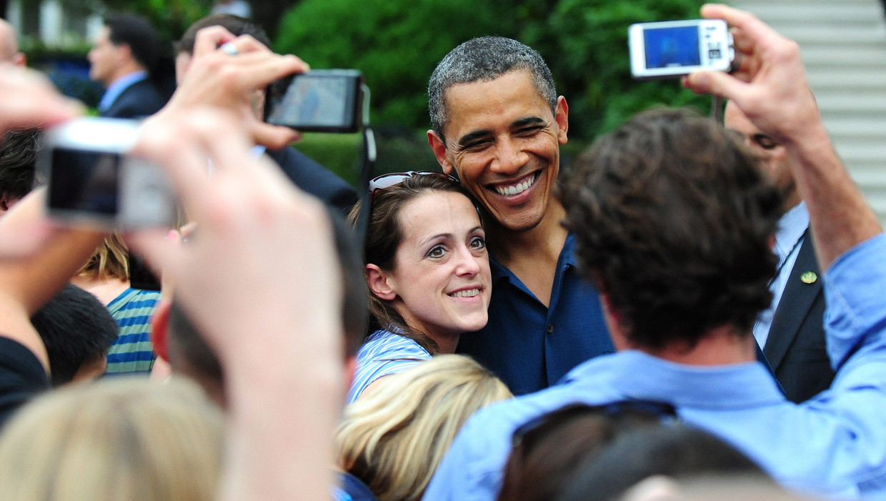 Een vrouw poseert met de Amerikaanse president Barack Obama. Beeld EPA