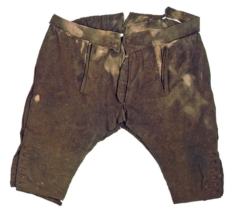 De jagers droegen deze kniebroeken. 'Een lange broek zou beter zijn geweest', concludeert Sandra Comis. Beeld  